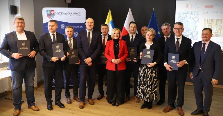 Marszałek Województwa Świętokrzyskiego Renata Janik, Wicemarszałek Województwa Świętokrzyskiego Grzegorz Socha i przedstawiciele gmin