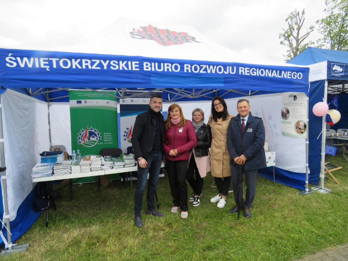 od lewej: Paweł Kopacz p.o. Z-ca Dyrektora ŚBRR, Anita Koniusz Członek Zarządu Województwa Świętokrzyskiego, pracownicy ŚBRR: Justyna Stankiewicz-Michcik, Joanna Woźniak oraz Jacek Toś Dyrektor Świętokrzyskiego Biura Rozwoju Regionalnego