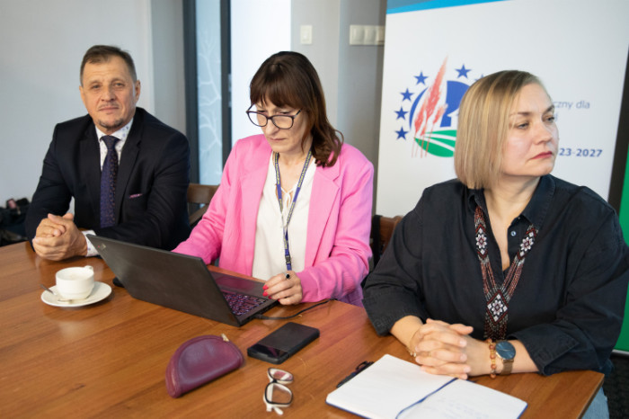 Od lewej Pan Jacek Toś Dyrektor Świętokrzyskiego Biura Rozwoju Regionalnego w Kielcach, Pani Justyna Durzyńska Dyrektor Departamentu Programów Rozwoju Obszarów Wiejskich w Urzędzie Marszałkowskim Województwa Pomorskiego oraz Pani Jolanta Perkowska Zastępca Dyrektora Departamentu Działań Delegowanych Agencji Restrukturyzacji i Modernizacji Rolnictwa